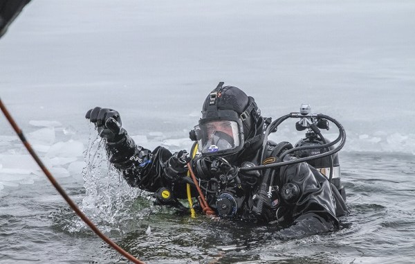 Green Beret Conducts Ice Diving Training