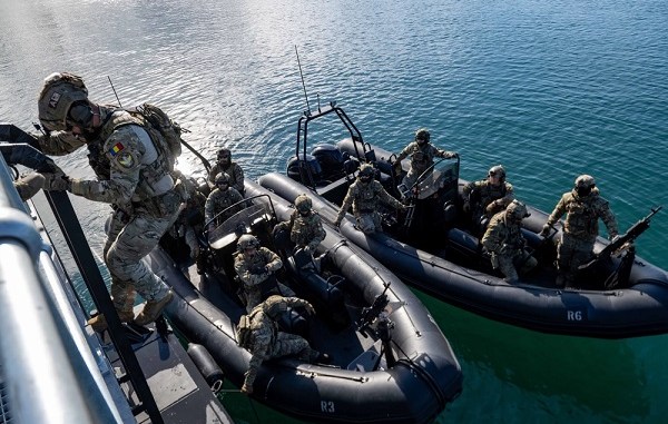 Romanian SOF Train with Navy SEALs