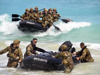 Soldiers of the 25th Infantry Division conduct Combat Rubber Raiding Craft Training in Hawaii. (Photo by SSG Armando Limon, DoD, 29 Nov 2017).